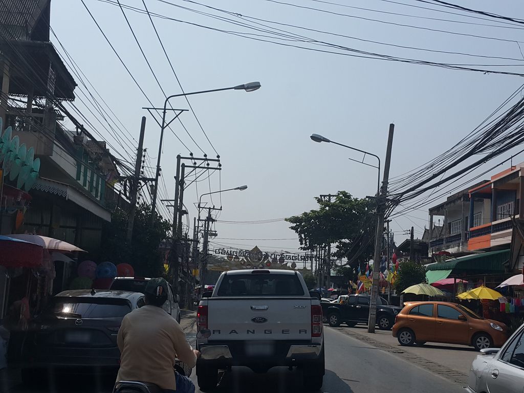 ภาพถนนตรงที่ ร้านร่มงามล้านนา ตั้งอยู่ ถ่ายโดย jrcarlsen พ.ศ. 2559 (2016) · A street-level view of where ร้านร่มงามล้านนา · Ran Rom Ngam Lanna stands, by jrcarlsen in 2559 (2016)