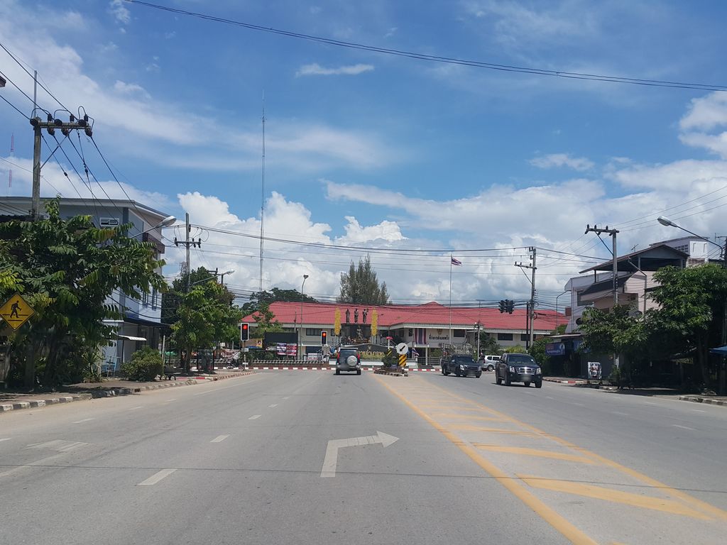 ภาพถนนตรงที่ สิริมาศมอเตอร์ ตั้งอยู่ ถ่ายโดย jrcarlsen พ.ศ. 2558 (2015) · A street-level view of where สิริมาศมอเตอร์ · Sirimat Motor stands, by jrcarlsen in 2558 (2015)