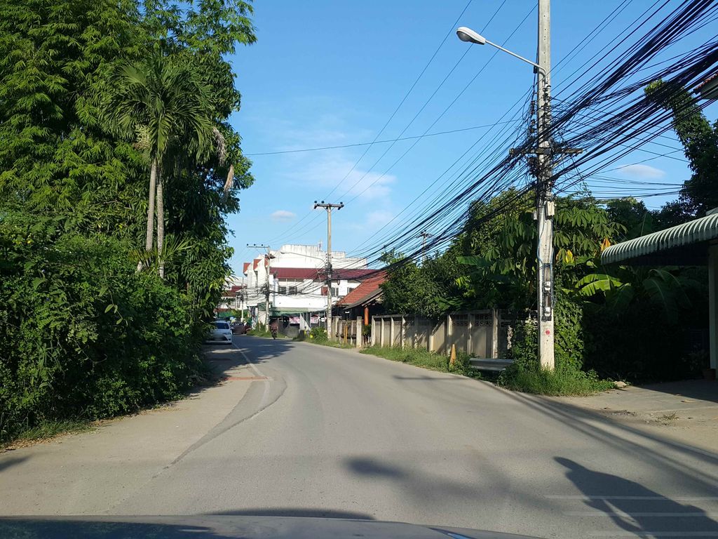 ภาพถนนตรงที่ พิกัดนม - Milk Station at Chiang Mai チェンマイ牛乳ステーション นมสดแท้100% ตั้งอยู่ ถ่ายโดย jrcarlsen พ.ศ. 2558 (2015) · A street-level view of where พิกัดนม - Milk Station at Chiang Mai チェンマイ牛乳ステーション นมสดแท้100% stands, by jrcarlsen in 2558 (2015)