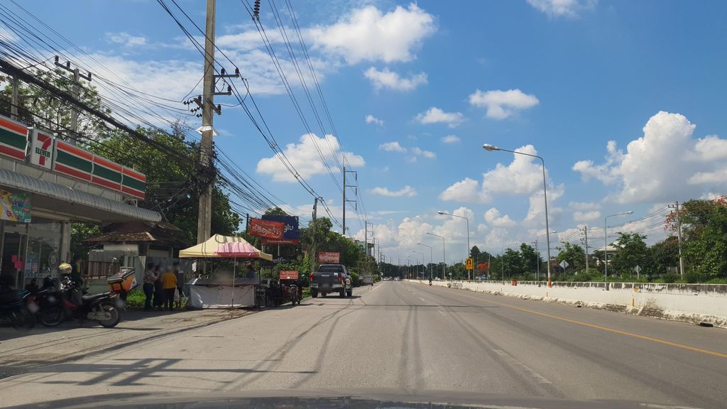 ภาพถนนตรงที่ ร้านสองสกุล ตั้งอยู่ ถ่ายโดย jrcarlsen พ.ศ. 2565 (2022) · A street-level view of where ร้านสองสกุล · Ran Song Sakun stands, by jrcarlsen in 2565 (2022)