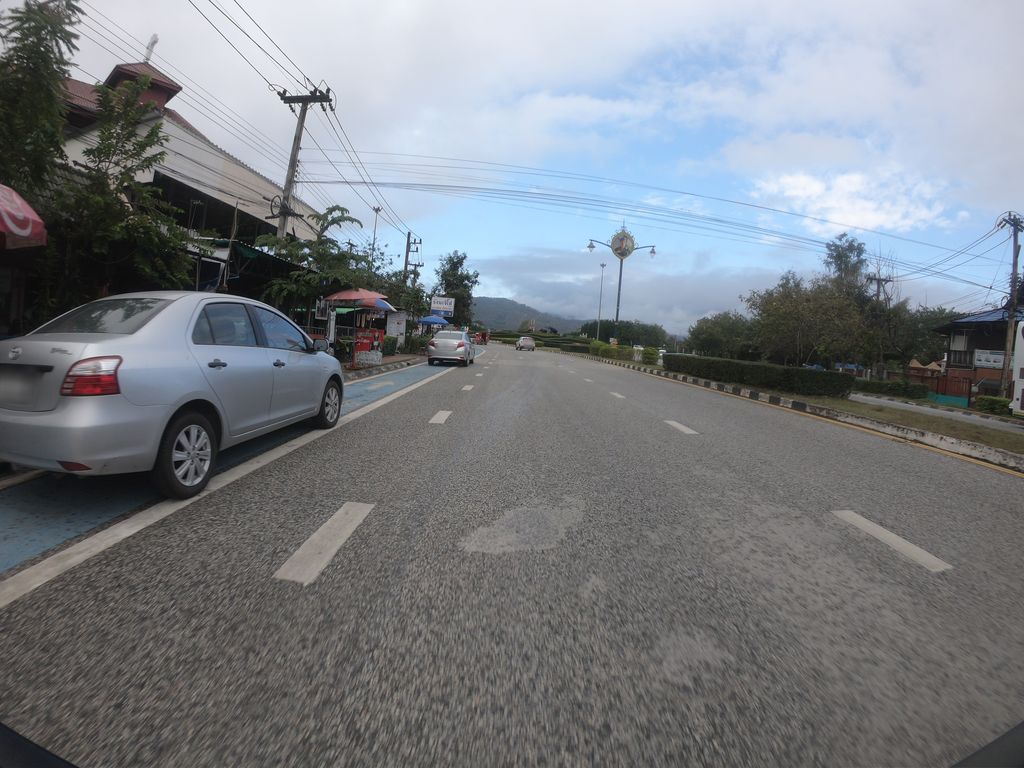 ภาพถนนตรงที่ กนก คาราโอเกะ ตั้งอยู่ ถ่ายโดย chanuwath_grab พ.ศ. 2562 (2019) · A street-level view of where กนก คาราโอเกะ · Kanok Kharaoke stands, by chanuwath_grab in 2562 (2019)