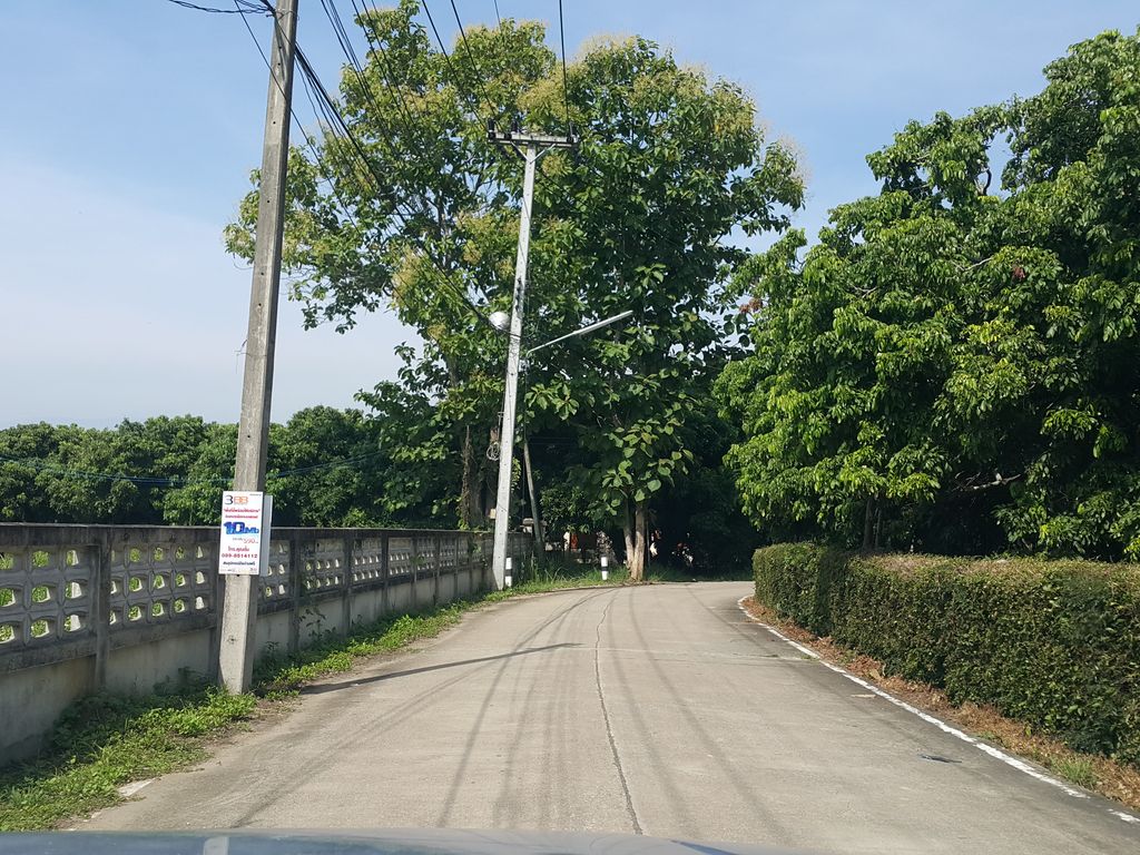ภาพถนนตรงที่ โรงเรียนวัดบุปผาราม ตั้งอยู่ ถ่ายโดย jrcarlsen พ.ศ. 2558 (2015) · A street-level view of where โรงเรียนวัดบุปผาราม · Wat Buppharam School stands, by jrcarlsen in 2558 (2015)