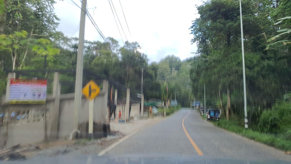 ภาพถนนตรงที่ Mommy cave ตั้งอยู่ ถ่ายโดย jrcarlsen พ.ศ. 2564 (2021) · A street-level view of where Mommy cave stands, by jrcarlsen in 2564 (2021)