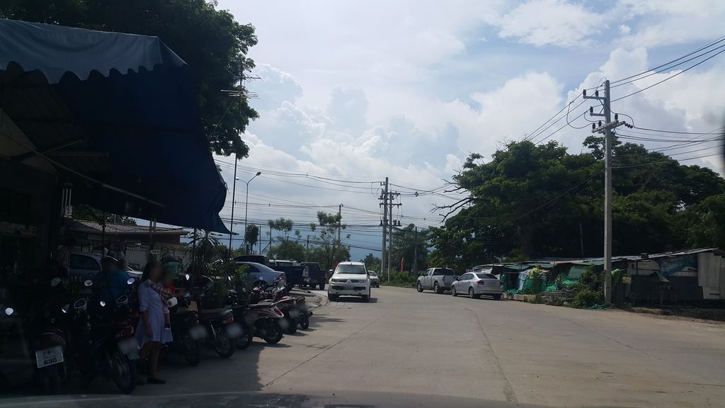 ภาพถนนตรงที่ Sum Bamboo Massage ตั้งอยู่ ถ่ายโดย jrcarlsen พ.ศ. 2559 (2016) · A street-level view of where Sum Bamboo Massage stands, by jrcarlsen in 2559 (2016)