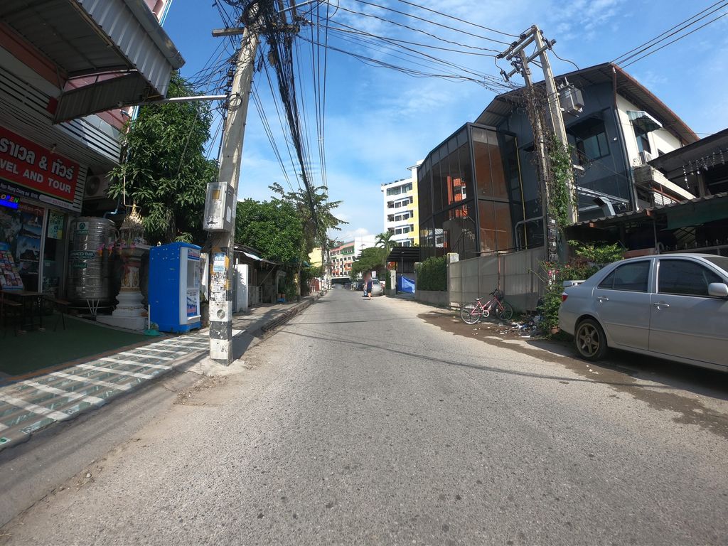 ภาพถนนตรงที่ U Jeans Tattoo Studio CNX ตั้งอยู่ ถ่ายโดย chanuwath_grab พ.ศ. 2562 (2019) · A street-level view of where U Jeans Tattoo Studio CNX stands, by chanuwath_grab in 2562 (2019)