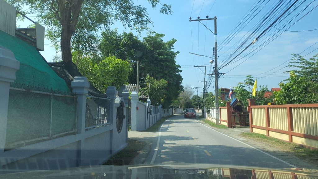ภาพถนนตรงที่ อ้วนกลมหม่าล่า ตั้งอยู่ ถ่ายโดย jrcarlsen พ.ศ. 2564 (2021) · A street-level view of where อ้วนกลมหม่าล่า · Uanklom Mala stands, by jrcarlsen in 2564 (2021)