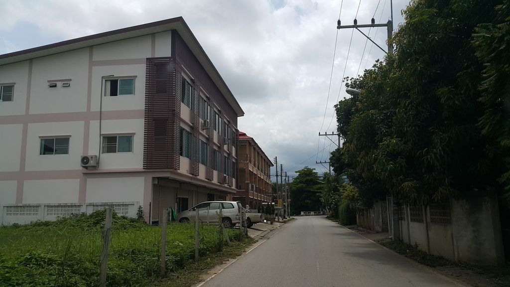 ภาพถนนตรงที่ EJA Monkey Bar ตั้งอยู่ ถ่ายโดย jrcarlsen พ.ศ. 2559 (2016) · A street-level view of where EJA Monkey Bar stands, by jrcarlsen in 2559 (2016)
