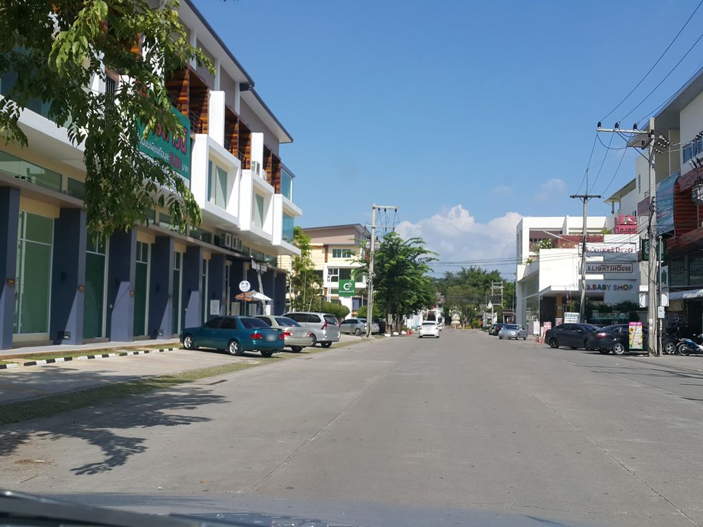 ภาพถนนตรงที่ Bangkok Clinic Loyal Chiang Mai ตั้งอยู่ ถ่ายโดย jrcarlsen พ.ศ. 2558 (2015) · A street-level view of where Bangkok Clinic Loyal Chiang Mai stands, by jrcarlsen in 2558 (2015)