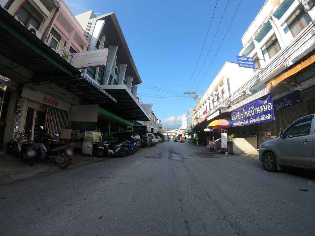 ภาพถนนตรงที่ ร้าน จ.ระนอง เชียงใหม่ ตั้งอยู่ ถ่ายโดย chanuwath_grab พ.ศ. 2562 (2019) · A street-level view of where ร้าน จ.ระนอง เชียงใหม่ · Ran Cha.ranong Chiang Mai stands, by chanuwath_grab in 2562 (2019)