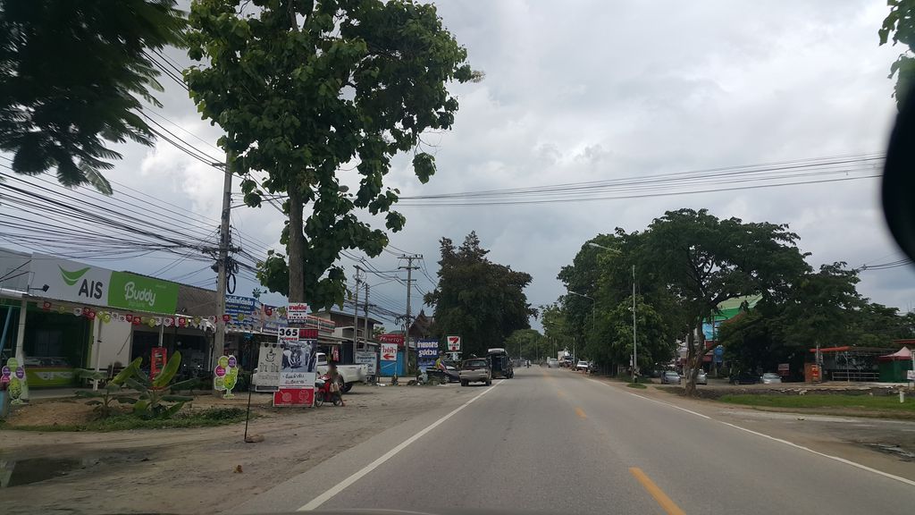 ภาพถนนตรงที่ สำนักงานเทศบาลตำบลเจดีย์แม่ครัว ตั้งอยู่ ถ่ายโดย jrcarlsen พ.ศ. 2559 (2016) · A street-level view of where สำนักงานเทศบาลตำบลเจดีย์แม่ครัว · Samnakngan Thetsaban Tambon Chedi Mae Khrua stands, by jrcarlsen in 2559 (2016)