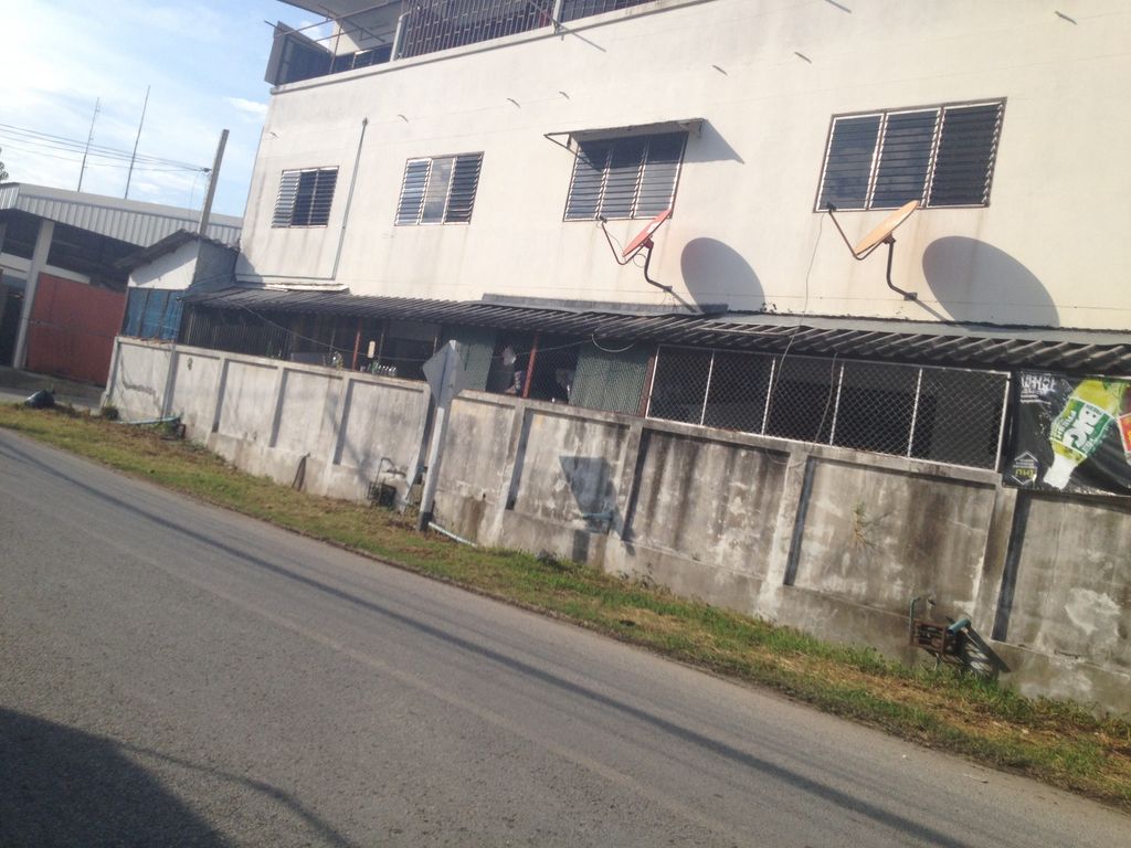 ภาพถนนตรงที่ แป้งแฮร์ดีไซน์ ตั้งอยู่ ถ่ายโดย jimwatana พ.ศ. 2558 (2015) · A street-level view of where แป้งแฮร์ดีไซน์ · Paeng G-ZA Hair Design stands, by jimwatana in 2558 (2015)