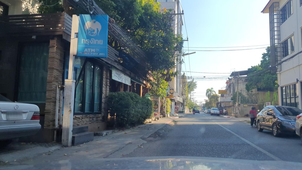 ภาพถนนตรงที่ Sunbliss Superfoods Cafe ตั้งอยู่ ถ่ายโดย jrcarlsen พ.ศ. 2565 (2022) · A street-level view of where Sunbliss Superfoods Cafe stands, by jrcarlsen in 2565 (2022)