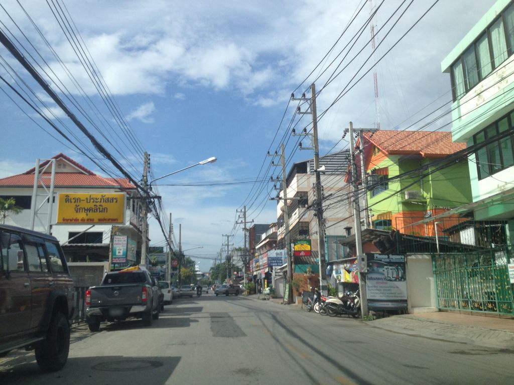 ภาพถนนตรงที่ Lanna Translation ตั้งอยู่ ถ่ายโดย jimwatana พ.ศ. 2558 (2015) · A street-level view of where Lanna Translation stands, by jimwatana in 2558 (2015)
