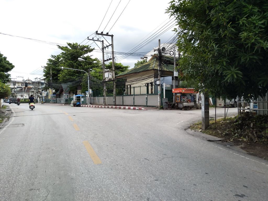 ภาพถนนตรงที่ น้องหมูชาบู - Nongmoo Shabu ตั้งอยู่ ถ่ายโดย khaojao พ.ศ. 2561 (2018) · A street-level view of where น้องหมูชาบู - Nongmoo Shabu stands, by khaojao in 2561 (2018)