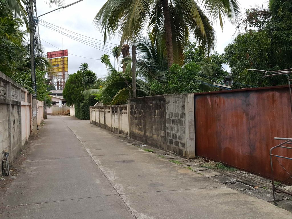 ภาพถนนตรงที่ ร้านยำแซ่บ 20 หนองป่าครั่ง ซอย 3 ตั้งอยู่ ถ่ายโดย jrcarlsen พ.ศ. 2558 (2015) · A street-level view of where ร้านยำแซ่บ 20 หนองป่าครั่ง ซอย 3 · Ran Yamsaep 20 Nong Pa Khrang Soi 3 stands, by jrcarlsen in 2558 (2015)