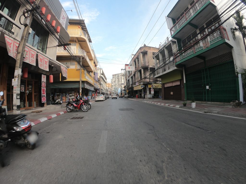 ภาพถนนตรงที่ Chickawa ตั้งอยู่ ถ่ายโดย chanuwath_grab พ.ศ. 2562 (2019) · A street-level view of where Chickawa stands, by chanuwath_grab in 2562 (2019)