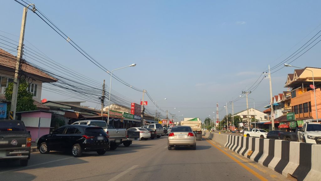 ภาพถนนตรงที่ แม่วางคอสเมติคส์ ตั้งอยู่ ถ่ายโดย jrcarlsen พ.ศ. 2565 (2022) · A street-level view of where แม่วางคอสเมติคส์ · Mae Wang Cosmetics stands, by jrcarlsen in 2565 (2022)