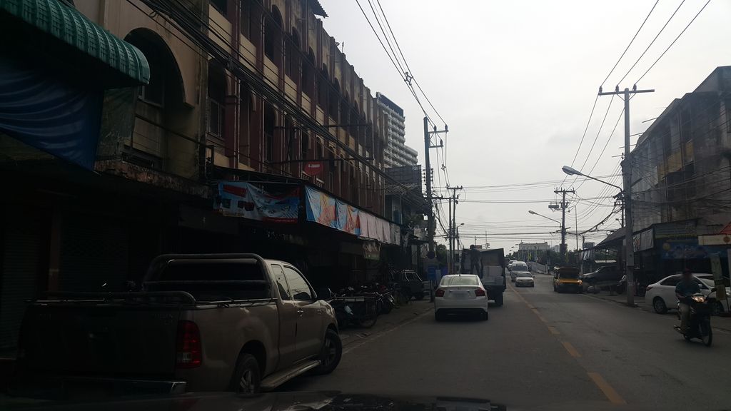 ภาพถนนตรงที่ Rustic River Boutique ตั้งอยู่ ถ่ายโดย jrcarlsen พ.ศ. 2559 (2016) · A street-level view of where Rustic River Boutique stands, by jrcarlsen in 2559 (2016)