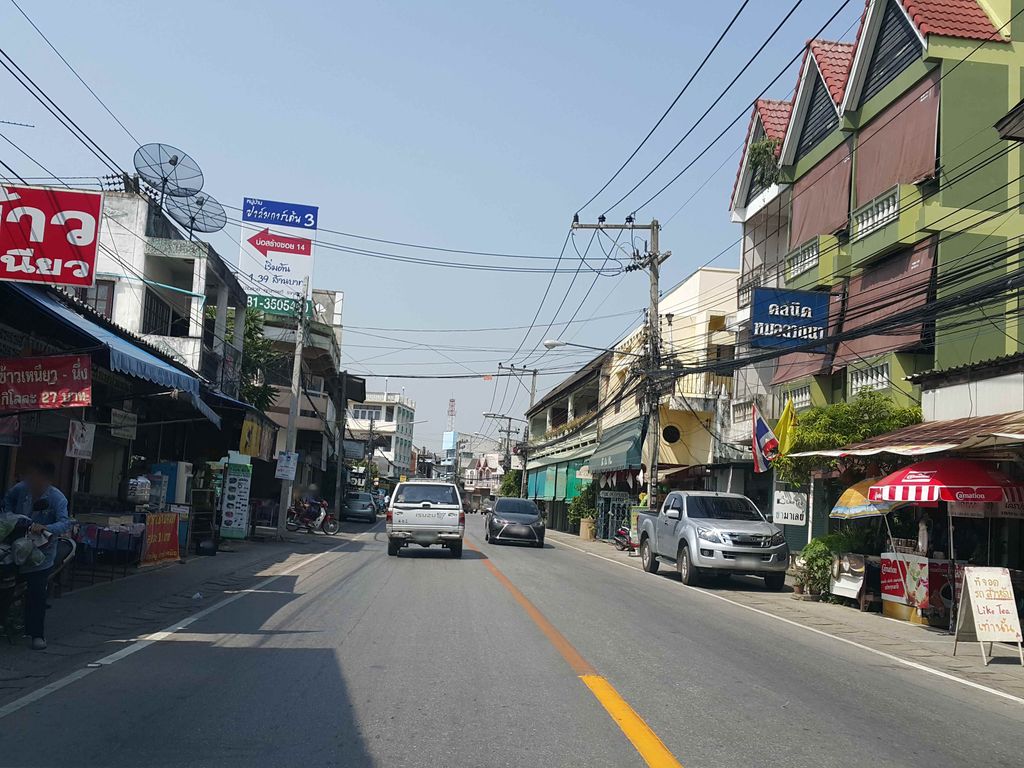 ภาพถนนตรงที่ Maison Atelier ตั้งอยู่ ถ่ายโดย jrcarlsen พ.ศ. 2558 (2015) · A street-level view of where Maison Atelier stands, by jrcarlsen in 2558 (2015)