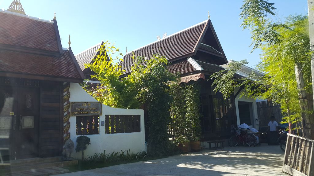 ภาพถนนตรงที่ Hongkhao Village ตั้งอยู่ ถ่ายโดย jrcarlsen พ.ศ. 2559 (2016) · A street-level view of where Hongkhao Village stands, by jrcarlsen in 2559 (2016)
