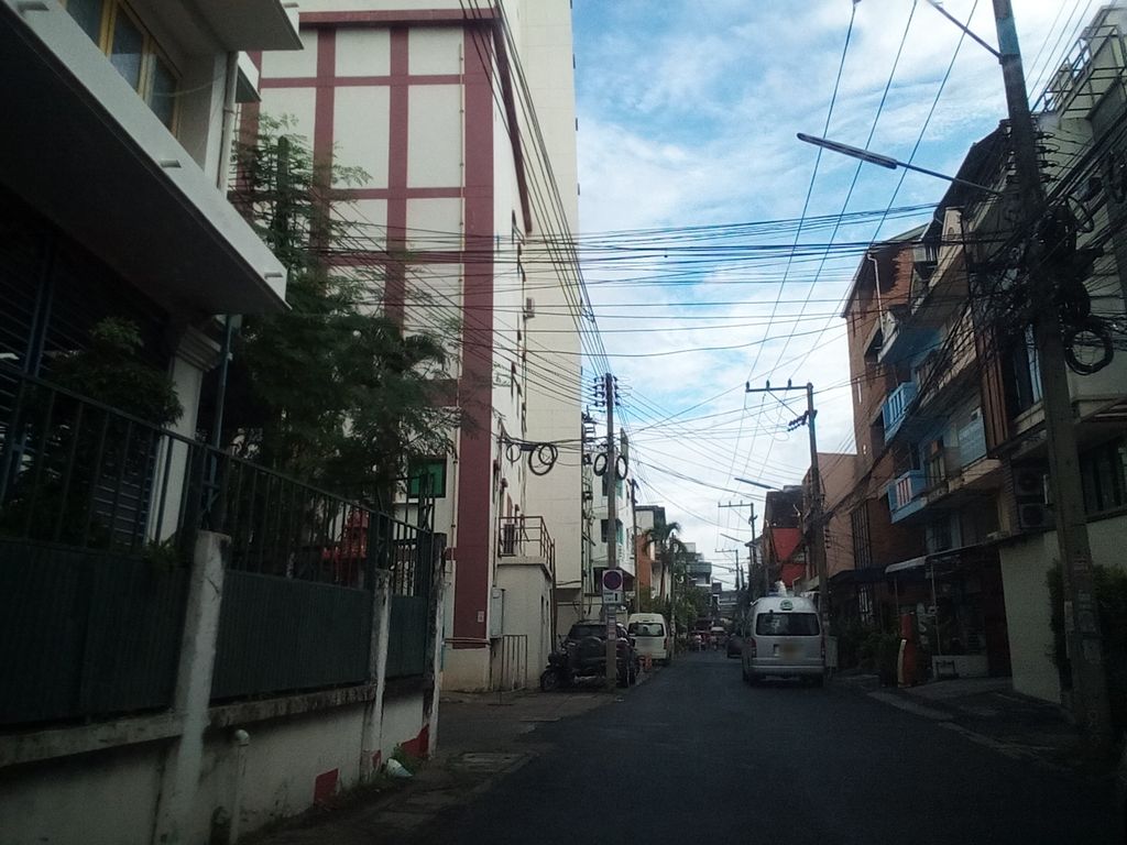 ภาพถนนตรงที่ แหนมป้าย่น ตั้งอยู่ ถ่ายโดย kyoko พ.ศ. 2561 (2018) · A street-level view of where แหนมป้าย่น · Naempaina stands, by kyoko in 2561 (2018)