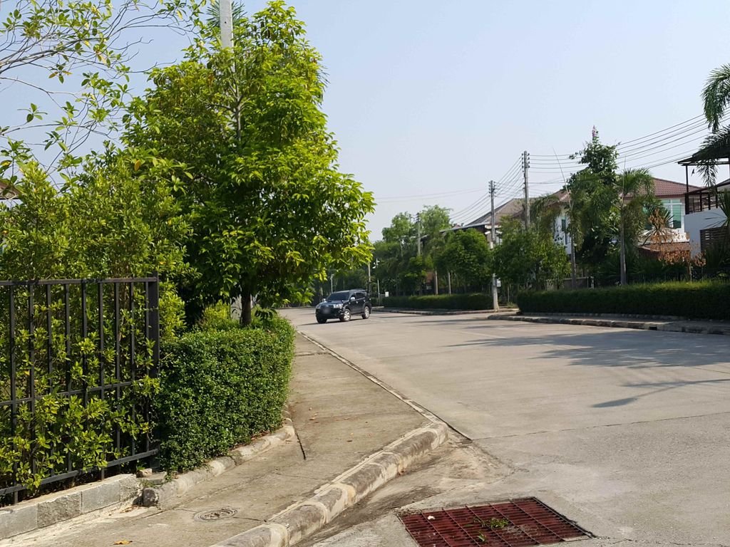 ภาพถนนตรงที่ บ้าน บ้าน ยามเย็น ตั้งอยู่ ถ่ายโดย jrcarlsen พ.ศ. 2558 (2015) · A street-level view of where บ้าน บ้าน ยามเย็น · Ban Ban Yamyen stands, by jrcarlsen in 2558 (2015)