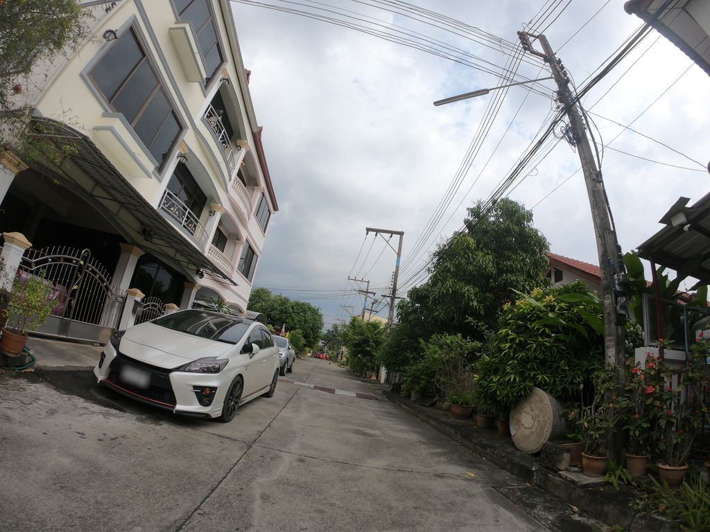 ภาพถนนตรงที่ Spices Store and Restaurant ตั้งอยู่ ถ่ายโดย chanuwath_grab พ.ศ. 2562 (2019) · A street-level view of where Spices Store and Restaurant stands, by chanuwath_grab in 2562 (2019)