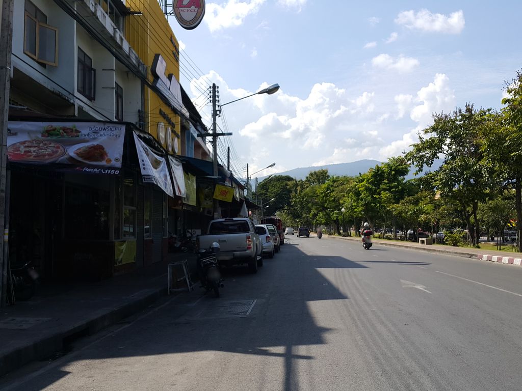 ภาพถนนตรงที่ Fun English with Teacher P’Pop ตั้งอยู่ ถ่ายโดย jrcarlsen พ.ศ. 2558 (2015) · A street-level view of where Fun English with Teacher P’Pop stands, by jrcarlsen in 2558 (2015)