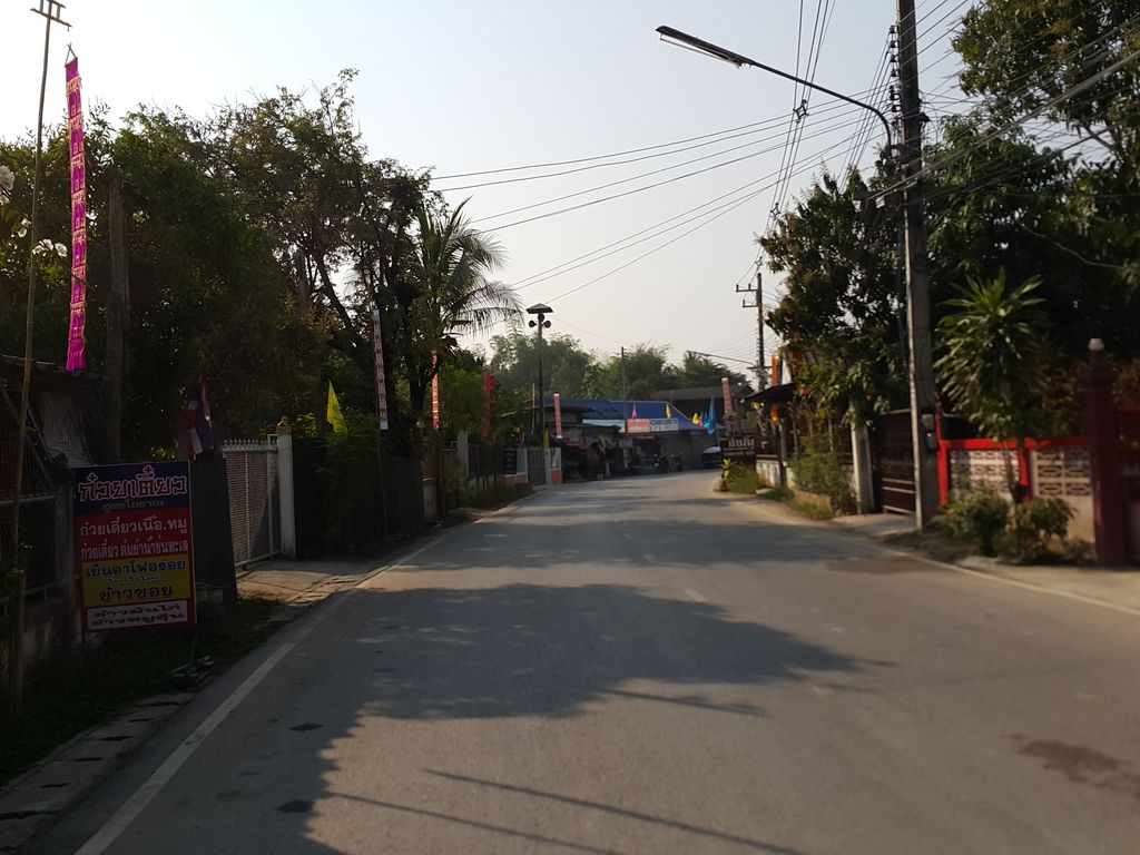 ภาพถนนตรงที่ ร้านคลังเงิน ตั้งอยู่ ถ่ายโดย jrcarlsen พ.ศ. 2558 (2015) · A street-level view of where ร้านคลังเงิน · Ran Khlang Ngoen stands, by jrcarlsen in 2558 (2015)