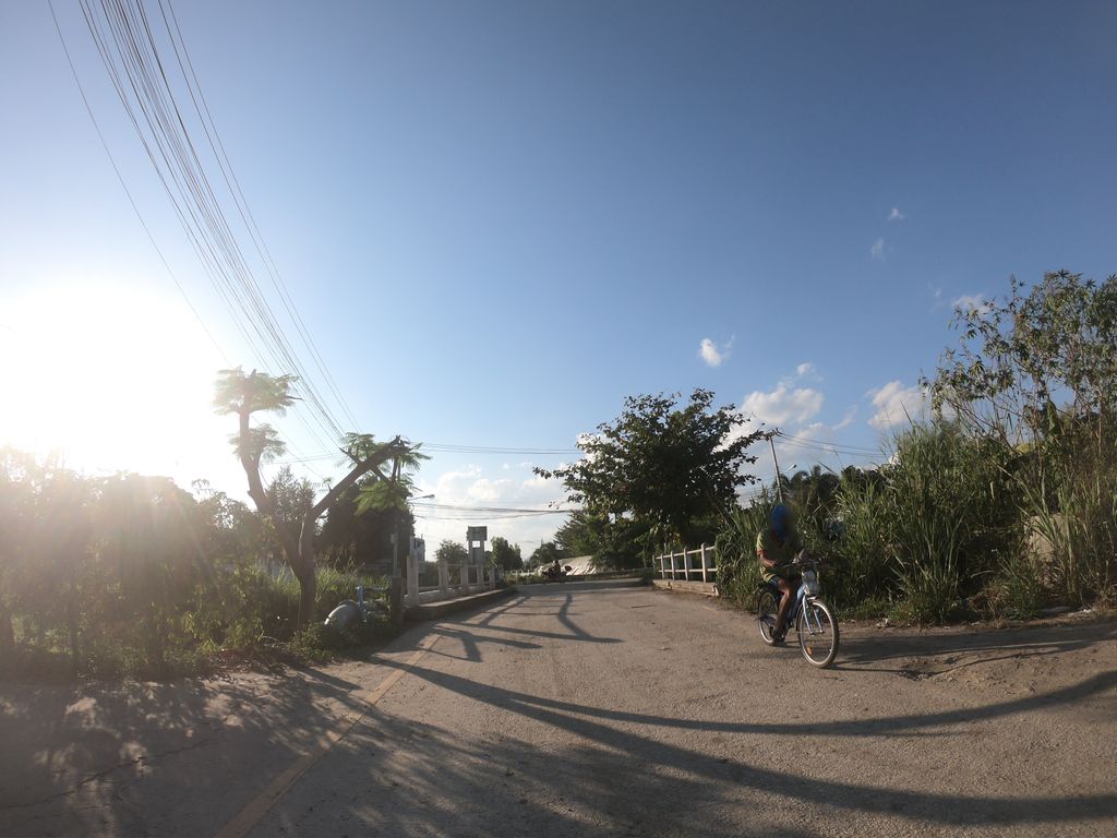 ภาพถนนตรงที่ ชิวชิวคัท ตั้งอยู่ ถ่ายโดย chanuwath_grab พ.ศ. 2562 (2019) · A street-level view of where ชิวชิวคัท · Chiochiokhat stands, by chanuwath_grab in 2562 (2019)