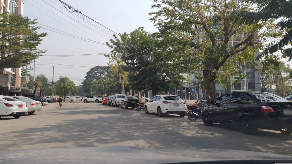 ภาพถนนตรงที่ Chiangmai Christian International Library ตั้งอยู่ ถ่ายโดย jrcarlsen พ.ศ. 2566 (2023) · A street-level view of where Chiangmai Christian International Library stands, by jrcarlsen in 2566 (2023)