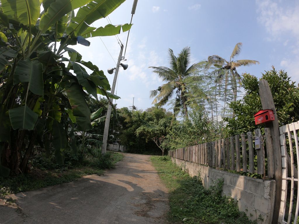 ภาพถนนตรงที่ เฮือนบัวเขียว ตั้งอยู่ ถ่ายโดย chanuwath_grab พ.ศ. 2562 (2019) · A street-level view of where เฮือนบัวเขียว · Huean Bua Khiao stands, by chanuwath_grab in 2562 (2019)