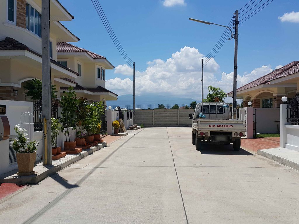 ภาพถนนตรงที่ ต.เนื้อย่าง ตั้งอยู่ ถ่ายโดย jrcarlsen พ.ศ. 2558 (2015) · A street-level view of where ต.เนื้อย่าง · Ta.nueainga stands, by jrcarlsen in 2558 (2015)