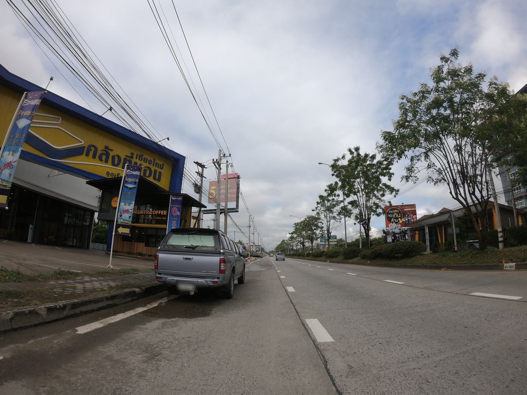 ภาพถนนตรงที่ คลังที่นอนเชียงใหม่ ตั้งอยู่ ถ่ายโดย chanuwath_grab พ.ศ. 2562 (2019) · A street-level view of where คลังที่นอนเชียงใหม่ · Khlangthinon Chiang Mai stands, by chanuwath_grab in 2562 (2019)