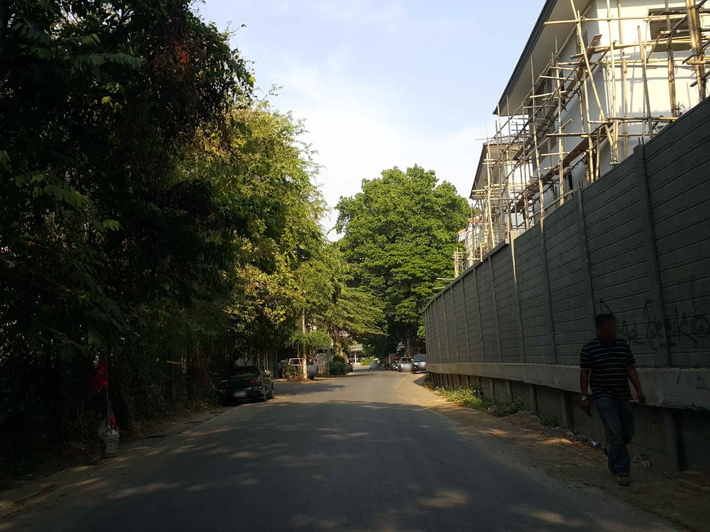 ภาพถนนตรงที่ Treespresso cafe ตั้งอยู่ ถ่ายโดย jrcarlsen พ.ศ. 2558 (2015) · A street-level view of where Treespresso cafe stands, by jrcarlsen in 2558 (2015)