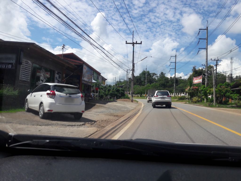 ภาพถนนตรงที่ ร้านอาหารคำหลวง ตั้งอยู่ ถ่ายโดย jirayoot พ.ศ. 2561 (2018) · A street-level view of where ร้านอาหารคำหลวง · Kham Luang Restaurant stands, by jirayoot in 2561 (2018)
