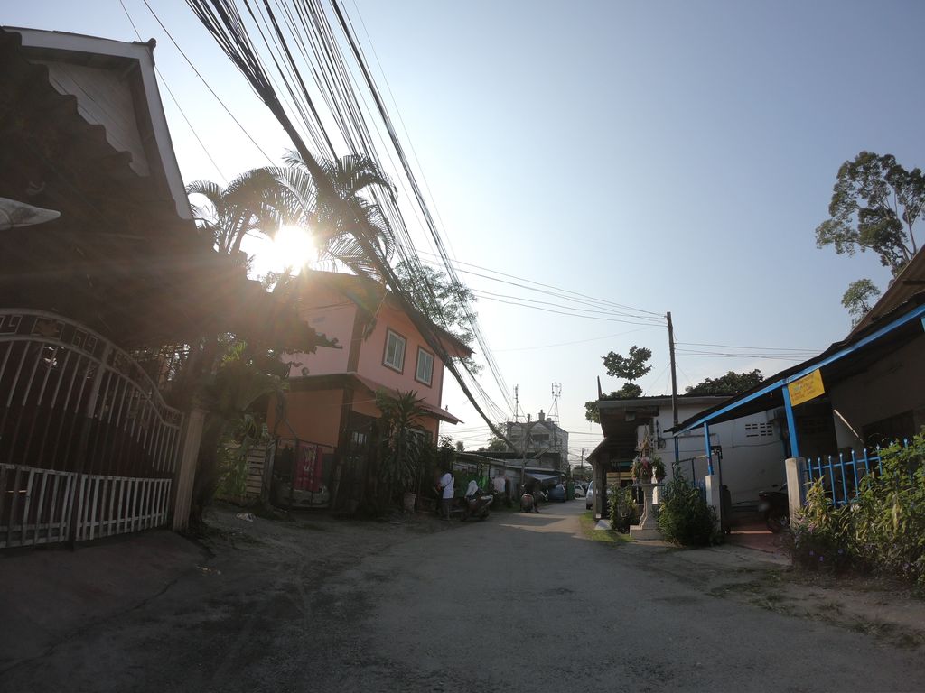 ภาพถนนตรงที่ หนมจีนหน้าอ๊าม หนองหอย บ้านเด่น ตั้งอยู่ ถ่ายโดย chanuwath_grab พ.ศ. 2562 (2019) · A street-level view of where หนมจีนหน้าอ๊าม หนองหอย บ้านเด่น · Nom Chin Na Am Nong Hoi Ban Den stands, by chanuwath_grab in 2562 (2019)