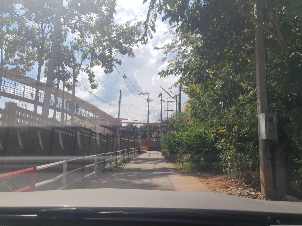 ภาพถนนตรงที่ บ้านสวนเพลินพิศ ตั้งอยู่ ถ่ายโดย jrcarlsen พ.ศ. 2566 (2023) · A street-level view of where บ้านสวนเพลินพิศ · Ban Suan Phloenphit stands, by jrcarlsen in 2566 (2023)