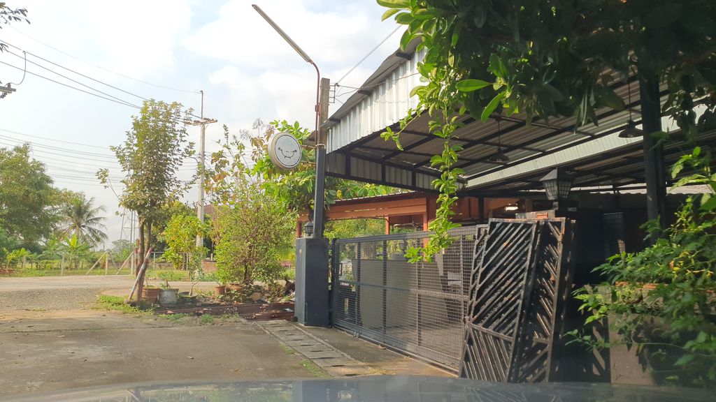 ภาพถนนตรงที่ ร้านนองแนงการาจ ตั้งอยู่ ถ่ายโดย jrcarlsen พ.ศ. 2565 (2022) · A street-level view of where ร้านนองแนงการาจ · Ran Nong Naeng Karat stands, by jrcarlsen in 2565 (2022)