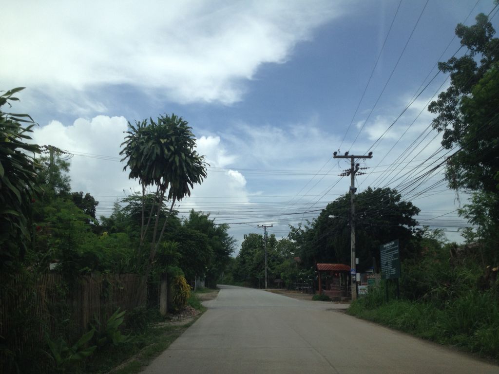 ภาพถนนตรงที่ Baan Pa Eatery ตั้งอยู่ ถ่ายโดย jimwatana พ.ศ. 2558 (2015) · A street-level view of where Baan Pa Eatery stands, by jimwatana in 2558 (2015)