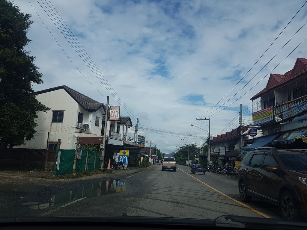ภาพถนนตรงที่ ล้านเก้าเพ็ทช้อป ตั้งอยู่ ถ่ายโดย ekkarin พ.ศ. 2561 (2018) · A street-level view of where ล้านเก้าเพ็ทช้อป · Lan Kao Pet Shop stands, by ekkarin in 2561 (2018)