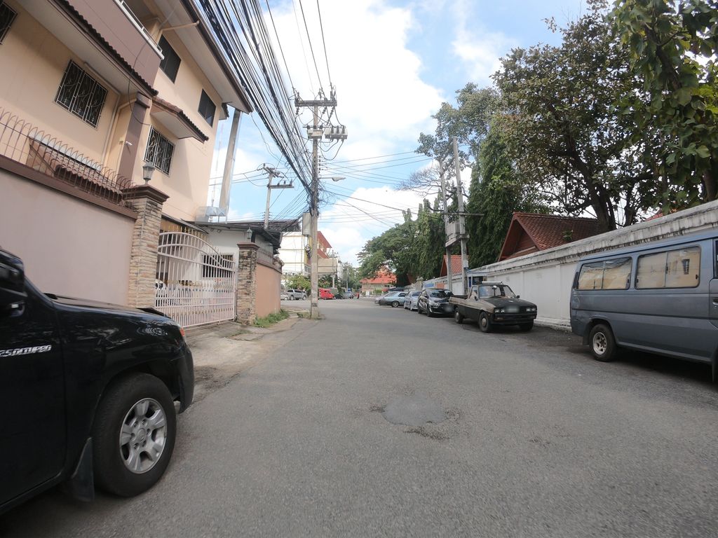 ภาพถนนตรงที่ Gord Nuea Boutique House - กอดเหนือ ตั้งอยู่ ถ่ายโดย chanuwath_grab พ.ศ. 2562 (2019) · A street-level view of where Gord Nuea Boutique House - กอดเหนือ stands, by chanuwath_grab in 2562 (2019)