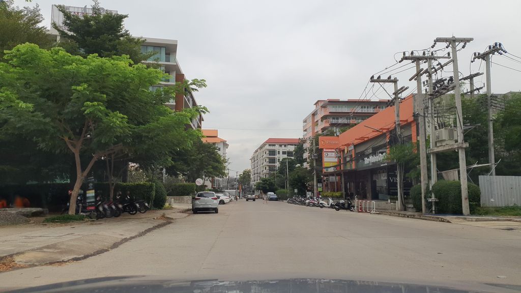 ภาพถนนตรงที่ Nimman 6 ตั้งอยู่ ถ่ายโดย jrcarlsen พ.ศ. 2564 (2021) · A street-level view of where Nimman 6 stands, by jrcarlsen in 2564 (2021)