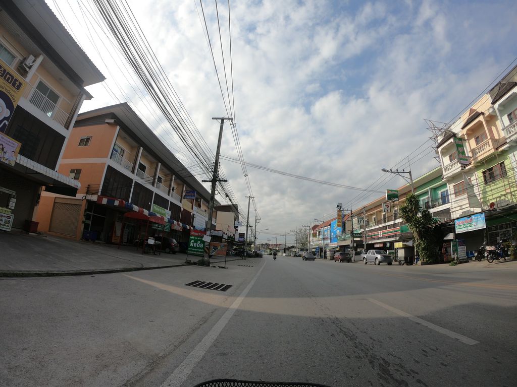 ภาพถนนตรงที่ แฟลชโฮมสันทราย ตั้งอยู่ ถ่ายโดย chanuwath_grab พ.ศ. 2562 (2019) · A street-level view of where แฟลชโฮมสันทราย · Flash Home San Sai stands, by chanuwath_grab in 2562 (2019)