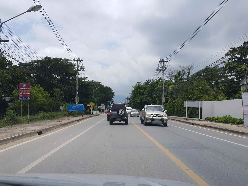 ภาพถนนตรงที่ เพียรกุศลไหมและฝ้าย ตั้งอยู่ ถ่ายโดย jrcarlsen พ.ศ. 2558 (2015) · A street-level view of where เพียรกุศลไหมและฝ้าย · Phian Kutla Mai Lae Fai stands, by jrcarlsen in 2558 (2015)