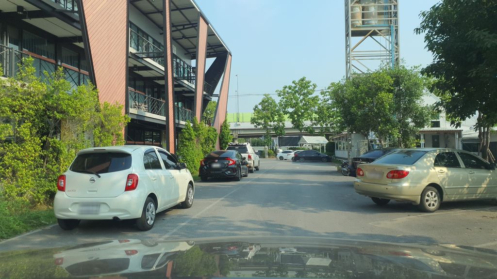 ภาพถนนตรงที่ MODE Office : ออฟฟิศเช่าเชียงใหม่ ตั้งอยู่ ถ่ายโดย jrcarlsen พ.ศ. 2564 (2021) · A street-level view of where MODE Office : ออฟฟิศเช่าเชียงใหม่ stands, by jrcarlsen in 2564 (2021)