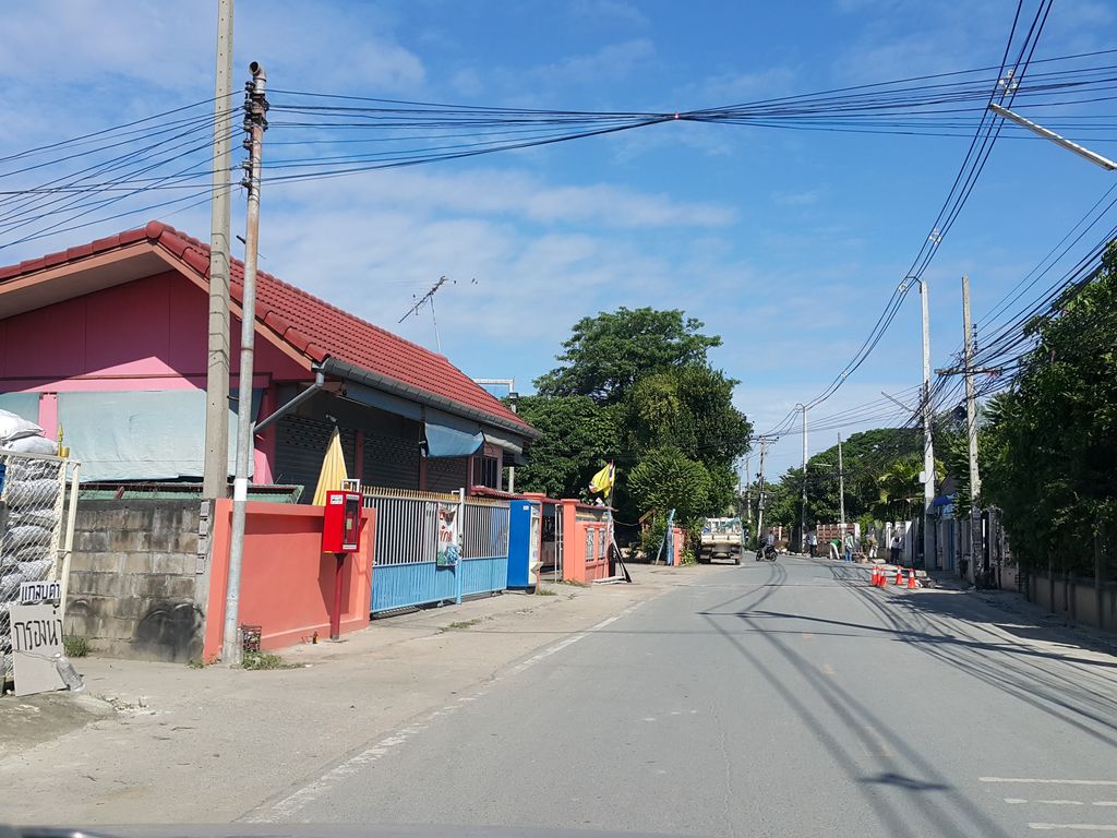 ภาพถนนตรงที่ ศ.บาดาล ระบบน้ำครบวงจร ตั้งอยู่ ถ่ายโดย jrcarlsen พ.ศ. 2558 (2015) · A street-level view of where ศ.บาดาล ระบบน้ำครบวงจร · Sa.badan Rabopnam Khrabuangchon stands, by jrcarlsen in 2558 (2015)