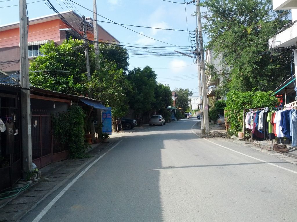 ภาพถนนตรงที่ บอย บ่อสร้าง ตั้งอยู่ ถ่ายโดย jrcarlsen พ.ศ. 2557 (2014) · A street-level view of where บอย บ่อสร้าง · Boi Bo Sang stands, by jrcarlsen in 2557 (2014)