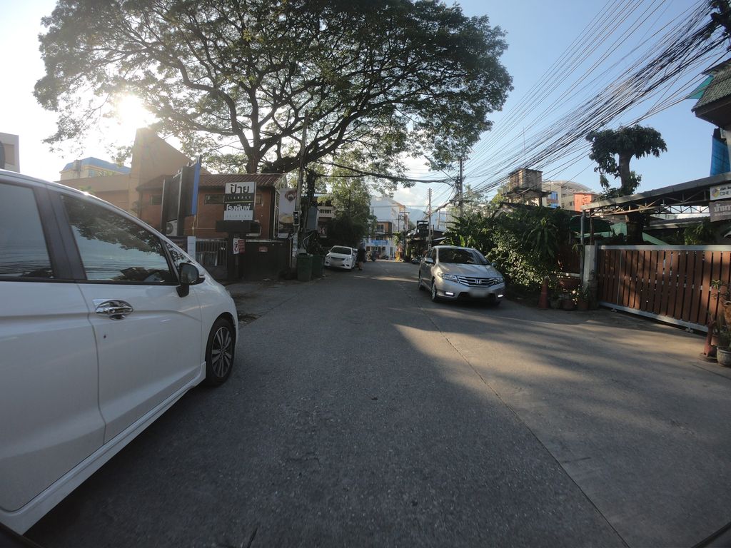 ภาพถนนตรงที่ 20Scoops CNX ตั้งอยู่ ถ่ายโดย chanuwath_grab พ.ศ. 2562 (2019) · A street-level view of where 20Scoops CNX stands, by chanuwath_grab in 2562 (2019)