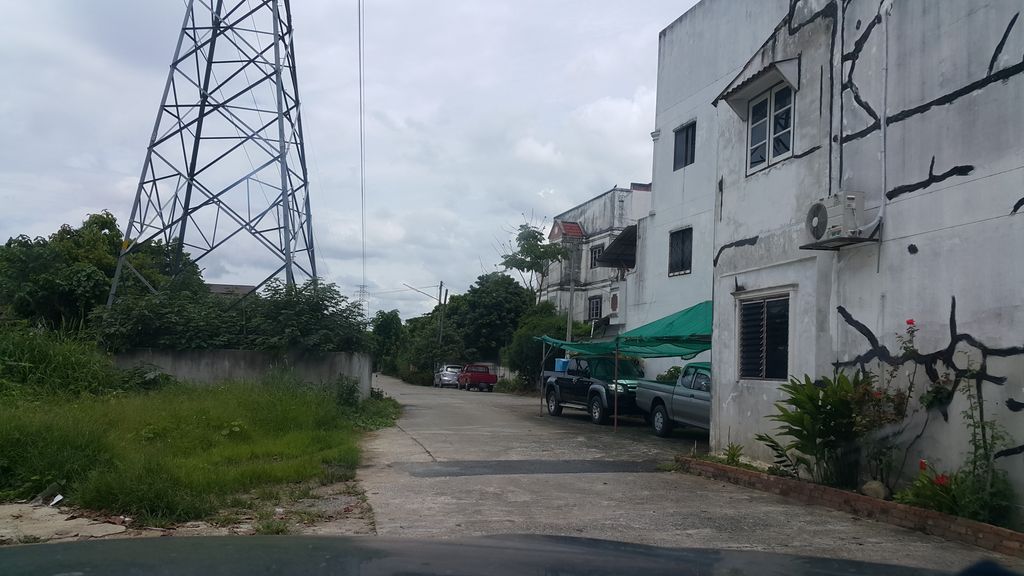 ภาพถนนตรงที่ Tee Ra Dee ตั้งอยู่ ถ่ายโดย jrcarlsen พ.ศ. 2560 (2017) · A street-level view of where Tee Ra Dee stands, by jrcarlsen in 2560 (2017)